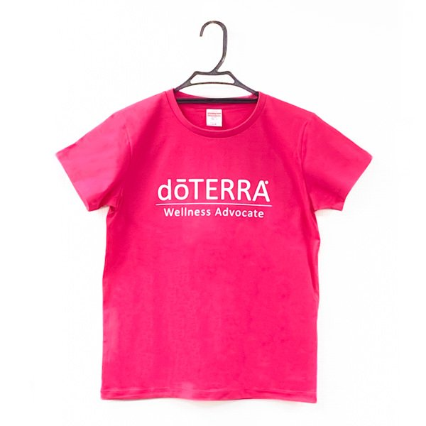 ロゴTシャツ - Wellness Advocate - ビビッドピンク［レディース］ (GS)