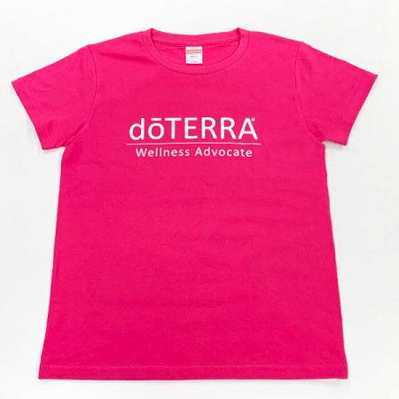 ロゴTシャツ - Wellness Advocate - ビビッドピンク［レディース］ (GM)